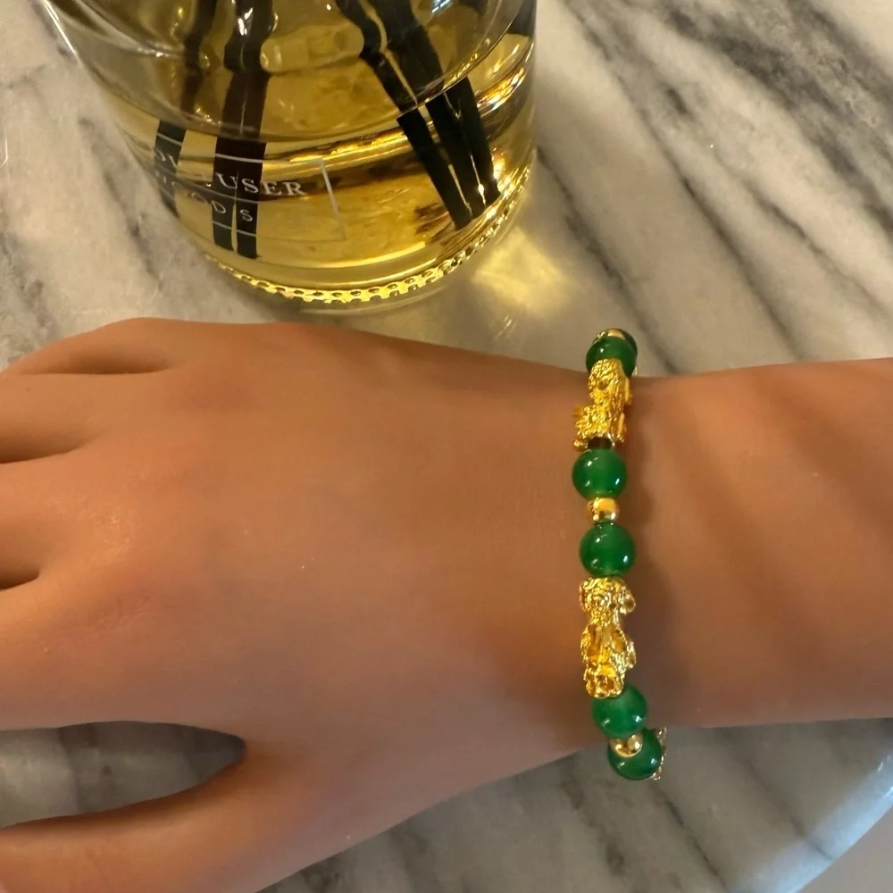 8mm Green Beaded Pixiu Bracelet Gold Tone Feng Shui Wealth Charm Stretch